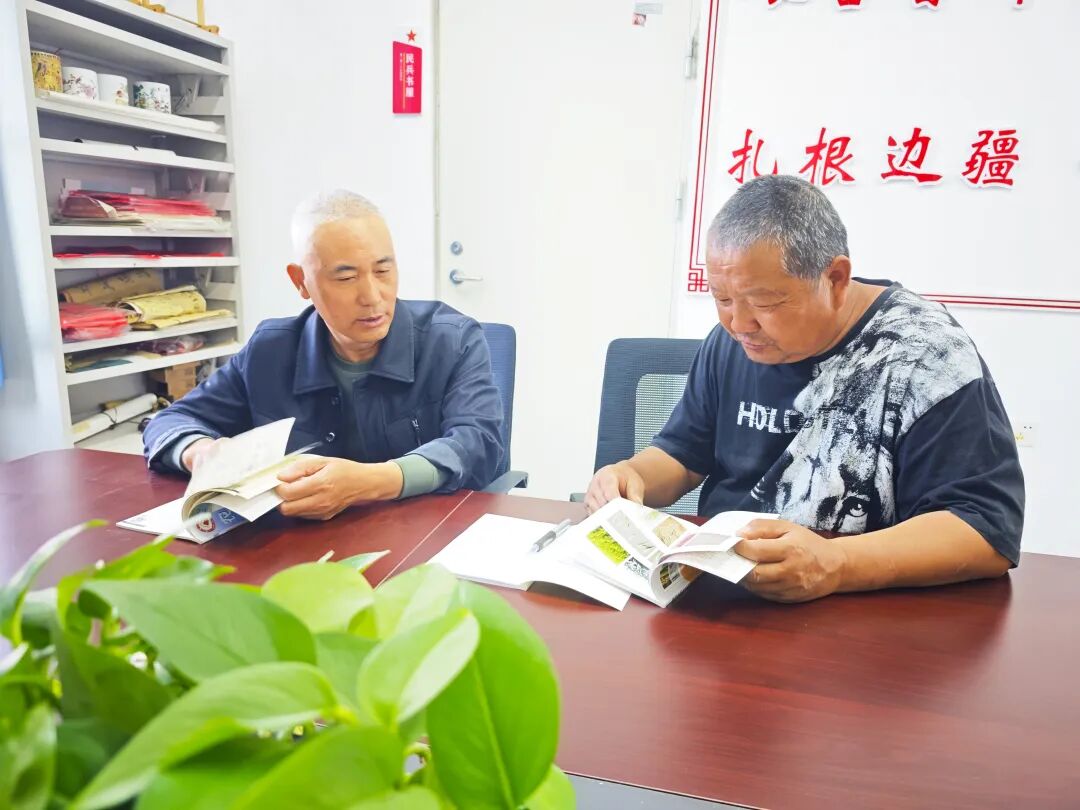 居民在二十五团西海镇四连农家书屋探讨种植技术。 尹瑛 摄.jpg