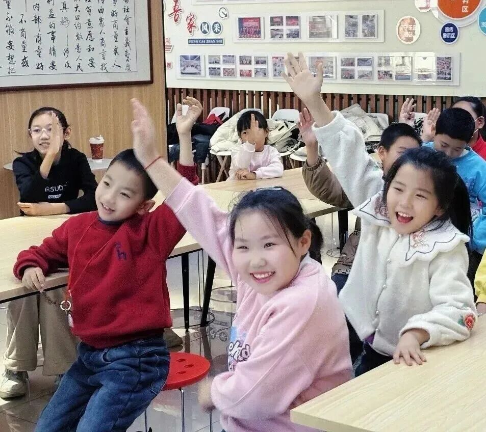 在五家渠市向阳路社区的吾家党群服务中心，孩子们正在读课外书、交流阅读体会。（资料图）.jpg