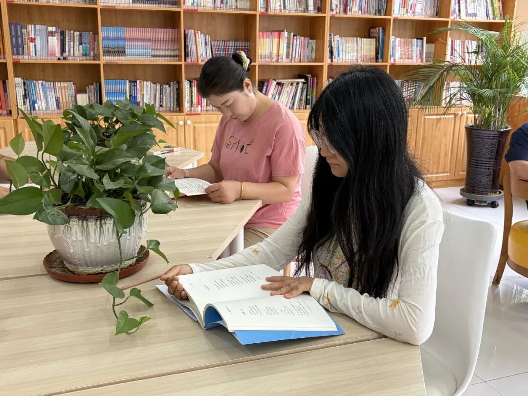 四师六十一团蟠桃社区农家书屋家门口有了读书的好地方。方君昱、王玉洁摄.jpg