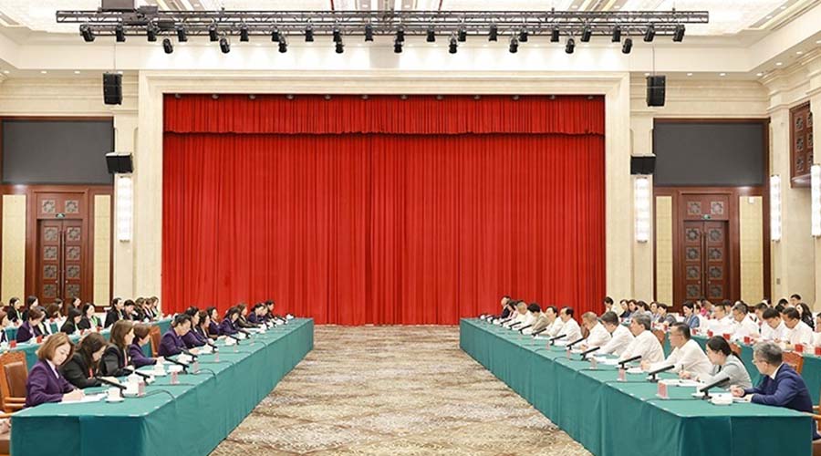 陈小江艾尔肯·吐尼亚孜会见全国妇联系统港澳执委和特邀代表考察团