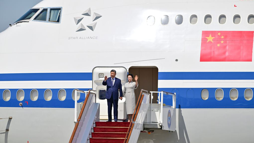 习近平抵达比什凯克出席2026年上海合作组织峰会并对吉尔吉斯斯坦进行国事访问