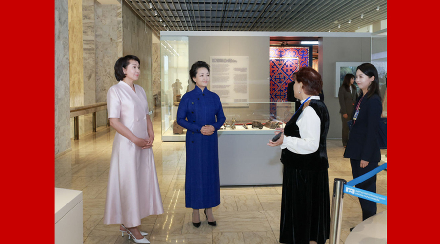 彭丽媛同吉尔吉斯斯坦总统扎帕罗夫夫人扎帕罗娃参观吉尔吉斯共和国国家历史博物馆