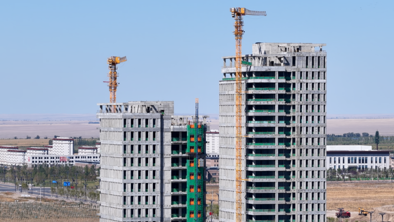 九师白杨市项目建设现场塔吊林立，试验区持续推进项目建设，夯实产业发展载体，推动 “通道经济” 向 “产业经济” 加速转型。.png