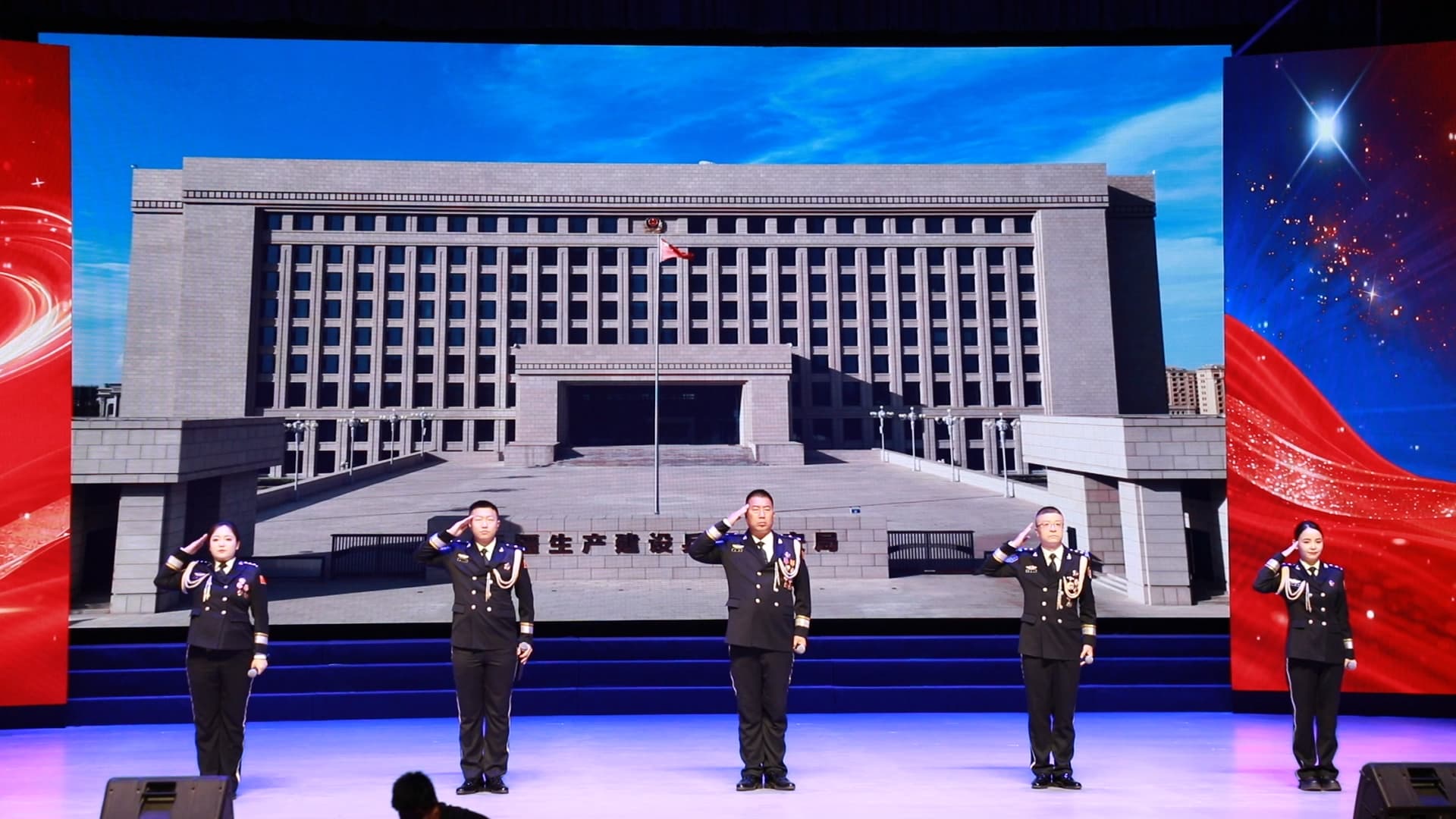 宣讲团成员身着礼服警服登台，以庄重敬礼开启沉浸式宣讲展演，用真情演绎讲述公安忠诚故事。.jpg