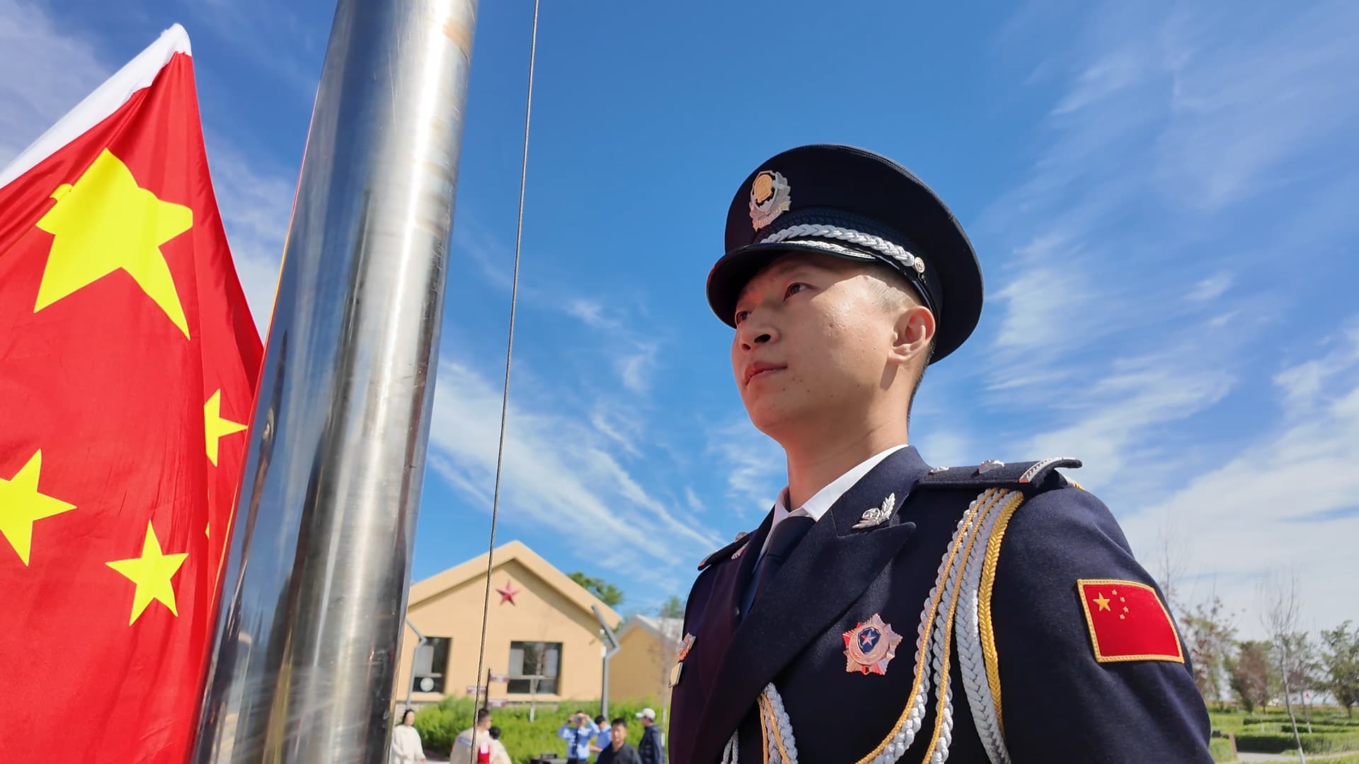 升国旗仪式现场，护旗民警身姿挺拔、神情庄重，五星红旗在边境之地冉冉升起.jpg