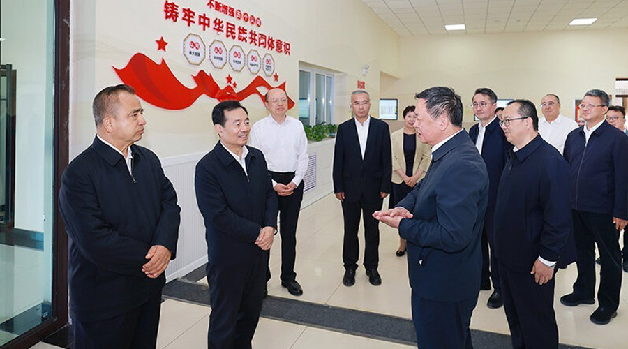 陈小江艾尔肯·吐尼亚孜调研全区教育工作并看望慰问各族教师