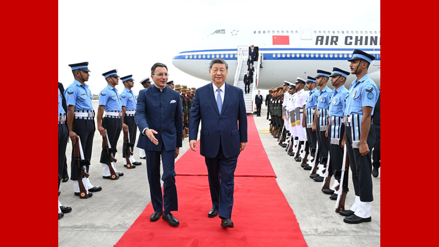 习近平抵达新德里出席金砖国家领导人第十八次会晤