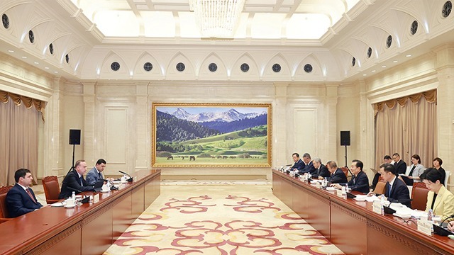 陈小江艾尔肯·吐尼亚孜会见塔吉克斯坦第一副总理霍利克佐达