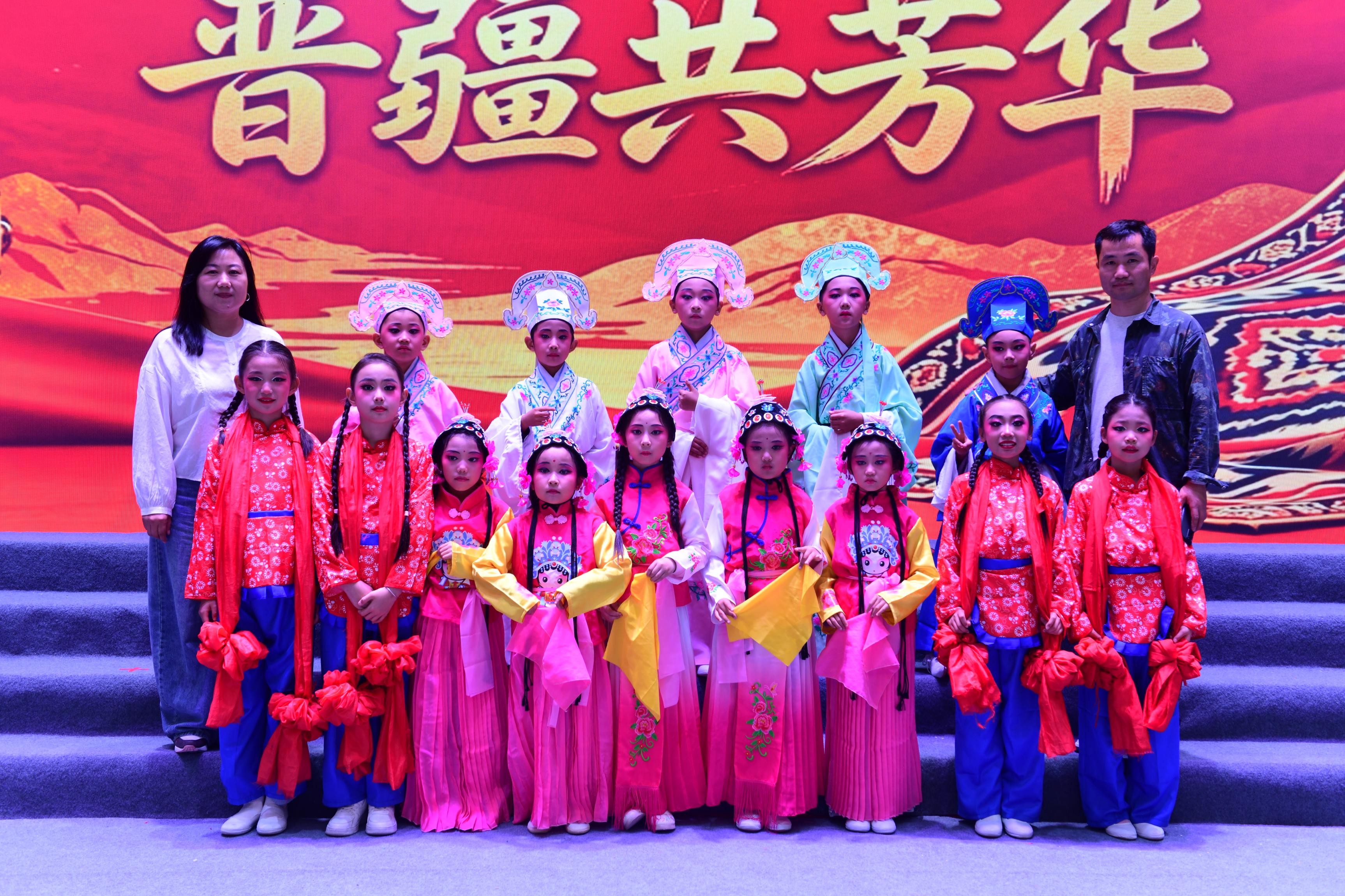 六师新湖农场小学少儿戏曲节目斩获“戏剧中国”全国总决赛团体三等奖，图为小演员和指导老师合影留念。甘露 摄.jpg