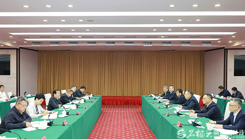陈小江艾尔肯·吐尼亚孜会见中国融通集团董事长李文清