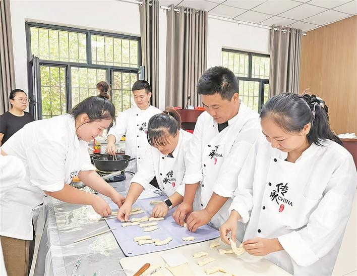 十三师新星市公共就业和人才服务局在红星四场二连举办的面点技能培训班上，学员在练习制作油条（资料图片）。兵团日报常驻记者 王晓燕 通讯员 刘正茂 摄