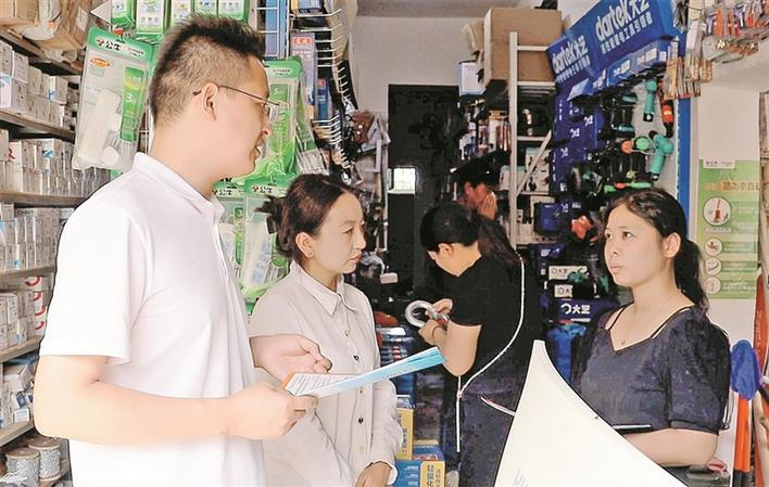 十三师新星市人社局和黄田农场为民服务中心工作人员为灵活就业人员复核惠民政策申请材料（摄于8月25日）。兵团日报常驻记者 李欣奕 通讯员 刘莎 摄