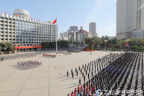 庆祝中华人民共和国成立77周年 自治区隆重举行升国旗仪式