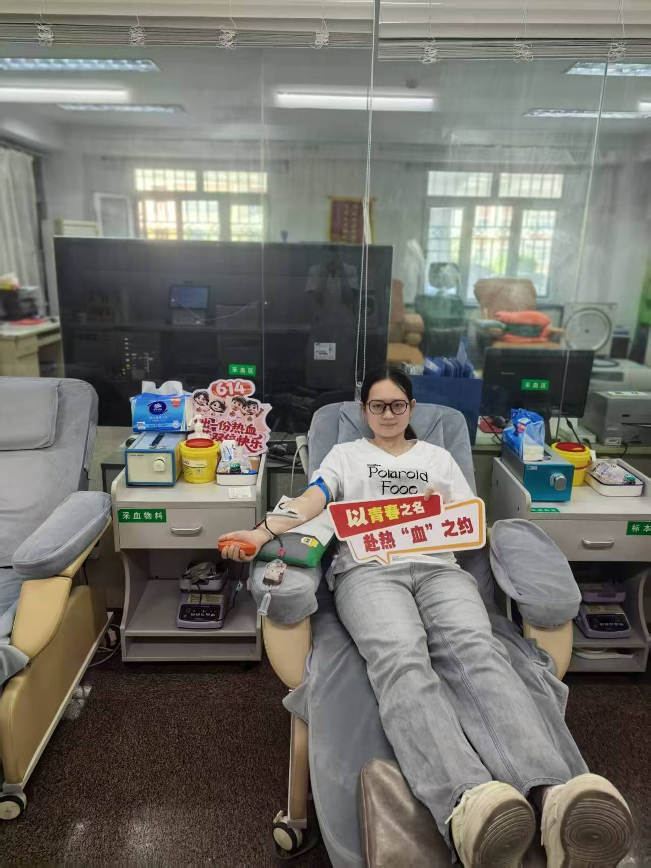 杨丽娜女儿在 兵团中心血站献血中。.jpg