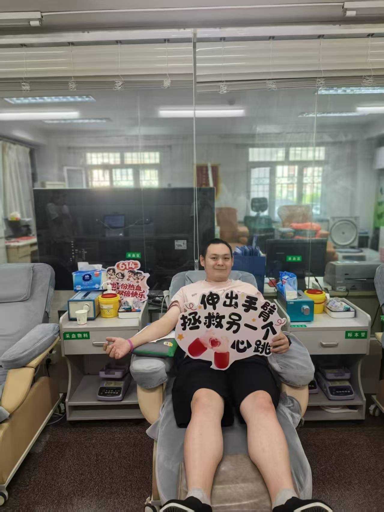 杨丽娜儿子在兵团中心血站献血中。.jpg