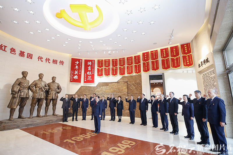 陈小江主持召开新一届自治区党委常委会第一次会议并率班子参观红军师师史馆