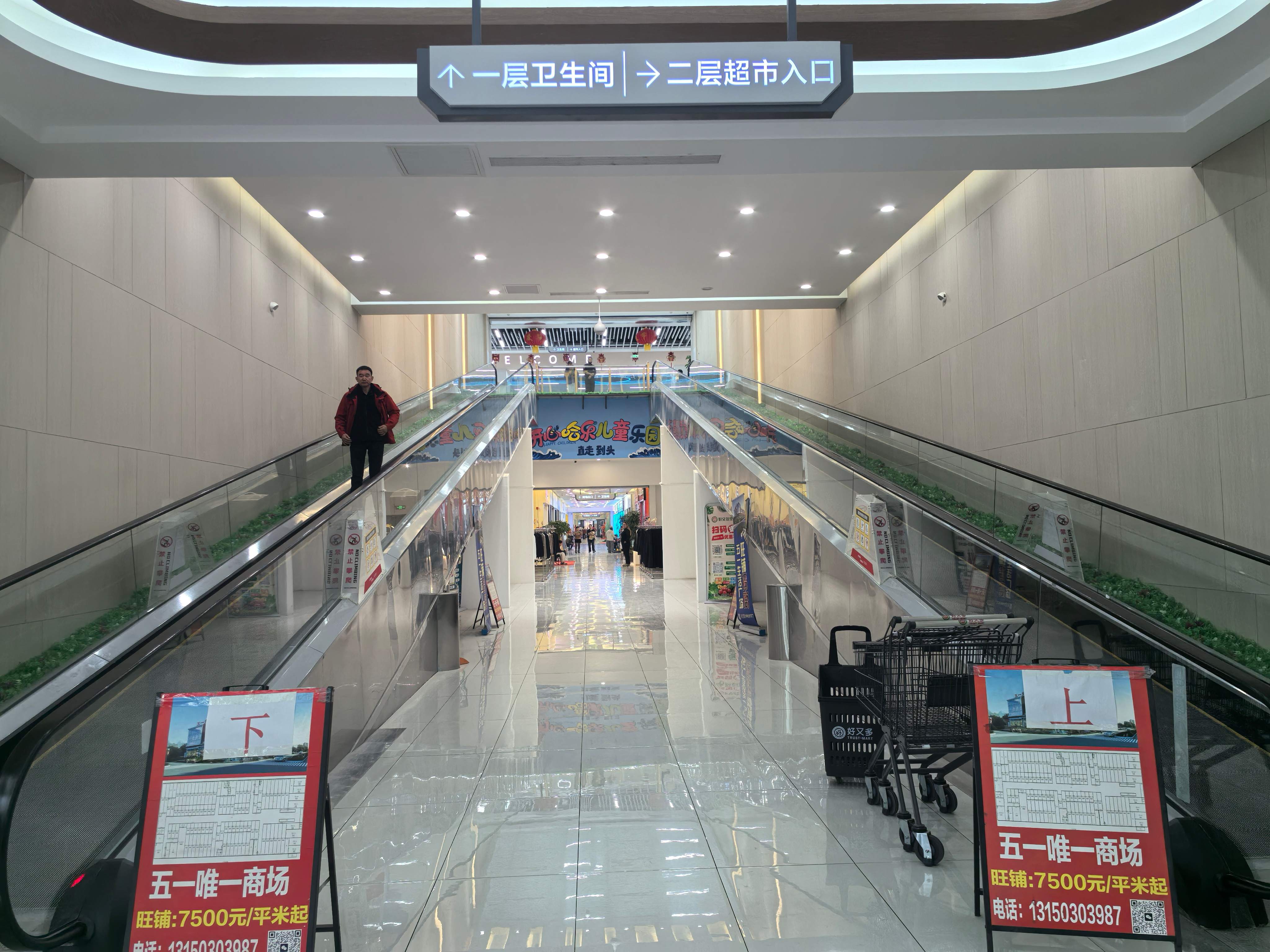 五一生活广场内的崭新面貌。胡杨网记者 李雨浪 摄.jpg